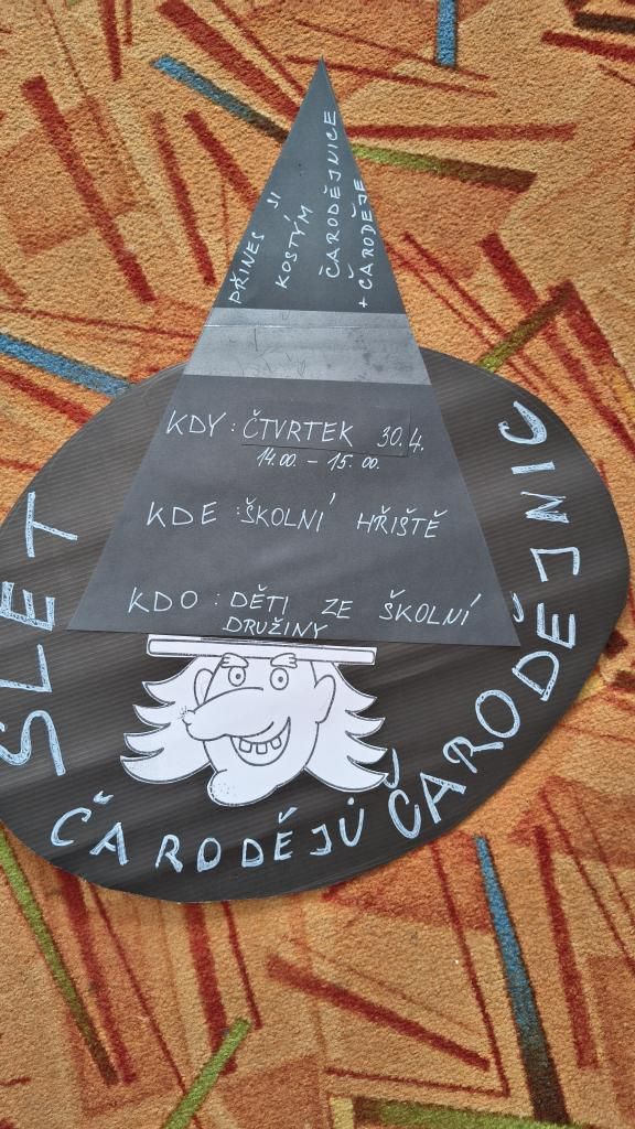 Čarodějnický rej na školním dvoře